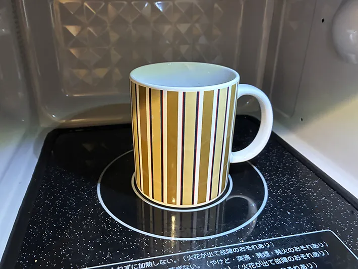 電子レンジに入れたマグカップ（撮影：grapeフード編集部）