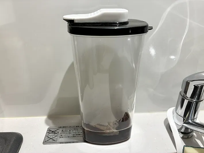 マグカップの中身を移した容器（撮影：grapeフード編集部）