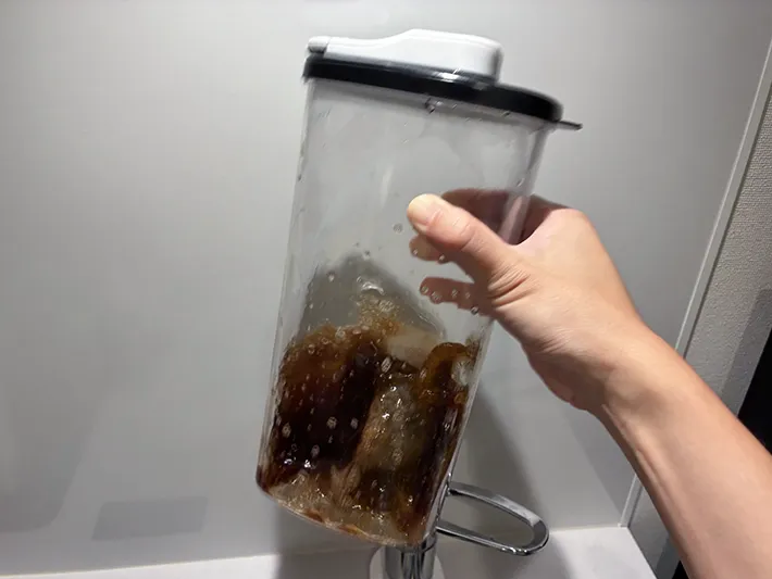容器を手で振る場面（撮影：grapeフード編集部）