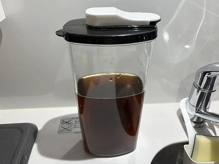 完成した麦茶が入った容器（撮影：grapeフード編集部）