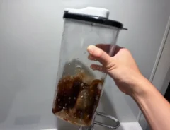 容器を手で振る場面（撮影：grapeフード編集部）