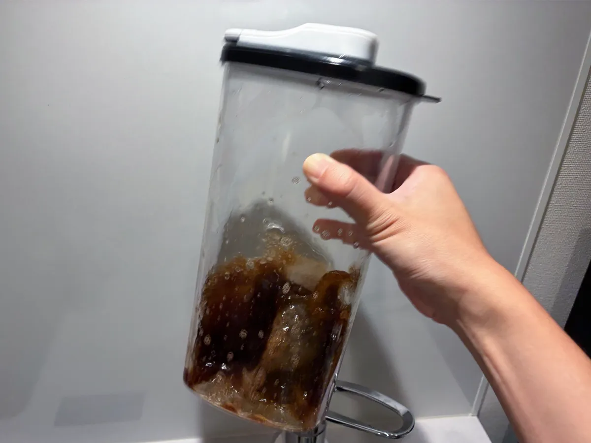 容器を手で振る場面（撮影：grapeフード編集部）