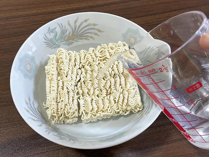 袋麺に水を注ぐ場面（撮影：grapeライフハック編集部）