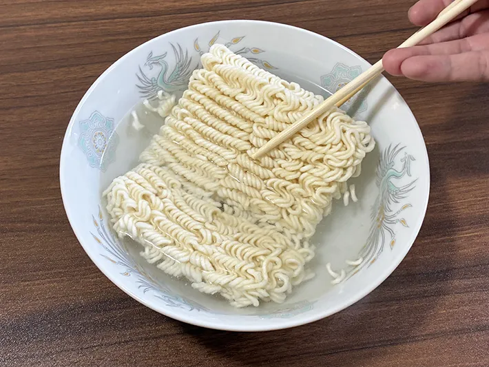 水に浸けた麺を裏返す場面（撮影：grapeライフハック編集部）