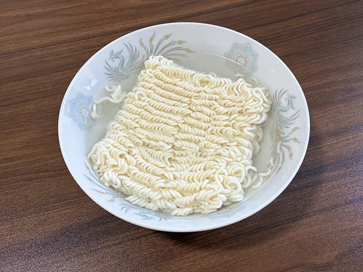 水に浸けてほぐれた袋麺（撮影：grapeライフハック編集部）