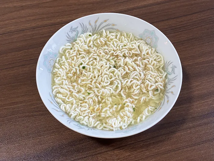 水だけで完成した袋麺（撮影：grapeライフハック編集部）