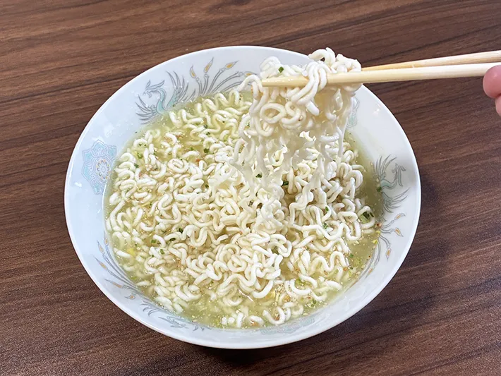 箸で持ち上げた袋麺（撮影：grapeライフハック編集部）
