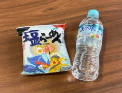 机に置かれた袋麺とミネラルウォーター（撮影：grapeライフハック編集部）