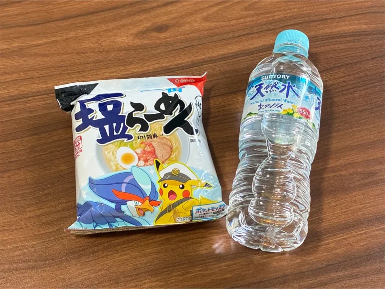 机に置かれた袋麺とミネラルウォーター（撮影：grapeライフハック編集部）
