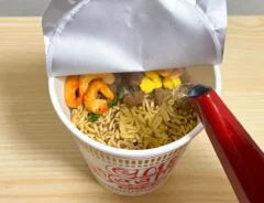 『カップヌードル』にお湯を注ぐ写真（撮影：grapeフード編集部）