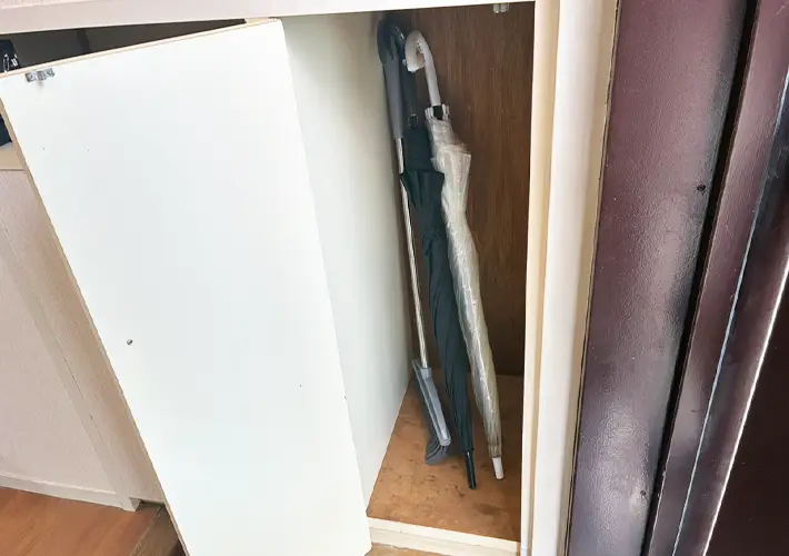 つっぱり棒の玄関収納写真（撮影：grapeライフハック編集部）