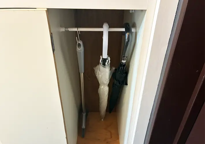 つっぱり棒の玄関収納写真（撮影：grapeライフハック編集部）