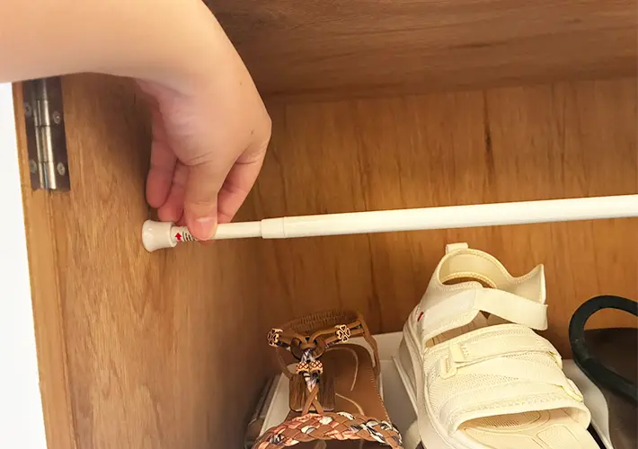 つっぱり棒の玄関収納写真（撮影：grapeライフハック編集部）