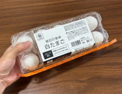 手で持った卵パック（撮影：grapeライフハック編集部）