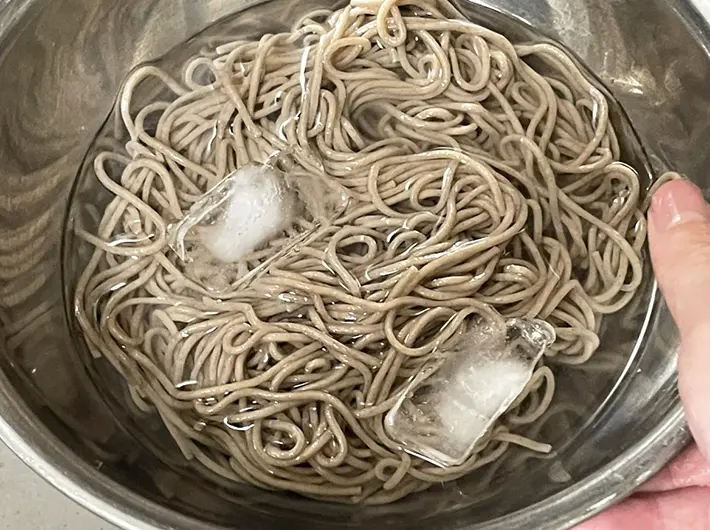 そばを氷水でしめる写真（撮影：grapeフード編集部）