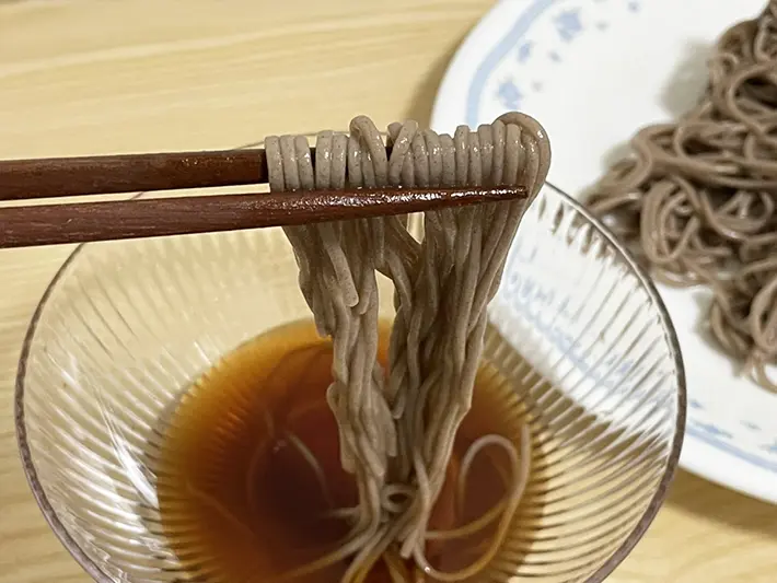 そばを食べる写真（撮影：grapeフード編集部）