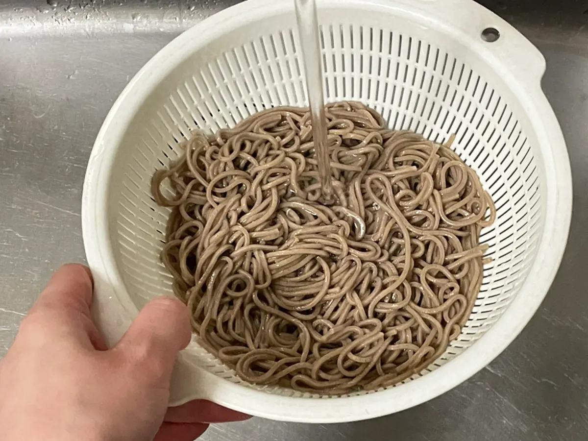 そばをザルにあげる写真（撮影：grapeフード編集部）