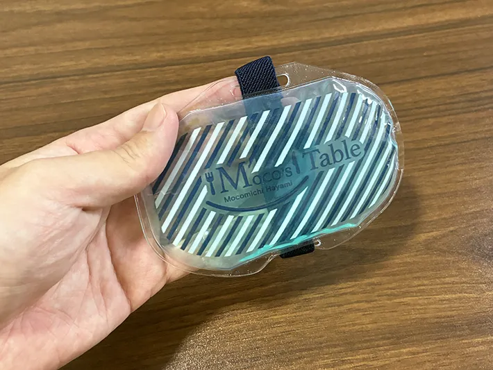 袋から取り出したダイソーの保冷剤（撮影：grape編集部）