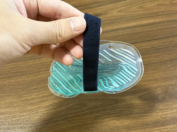 ダイソーの保冷剤のベルト部分（撮影：grape編集部）