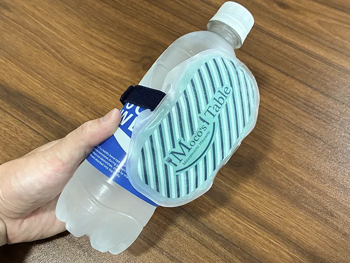 ペットボトルにつけた保冷剤（撮影：grape編集部）