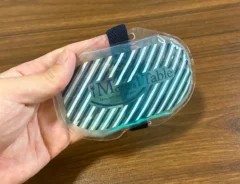 袋から取り出したダイソーの保冷剤（撮影：grape編集部）