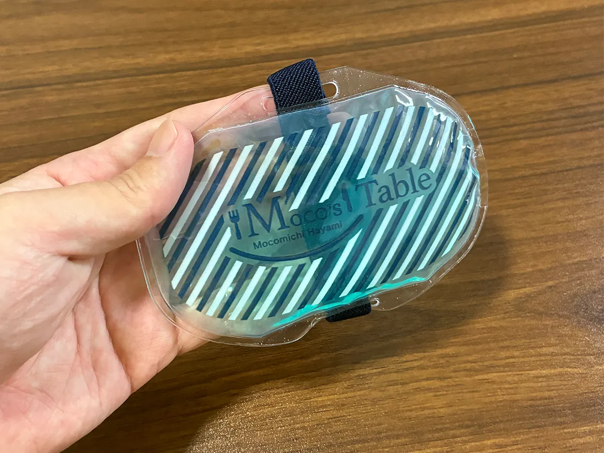 袋から取り出したダイソーの保冷剤（撮影：grape編集部）
