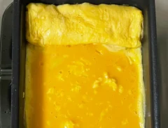 玉子焼きを焼く写真（撮影：grapeフード編集部）