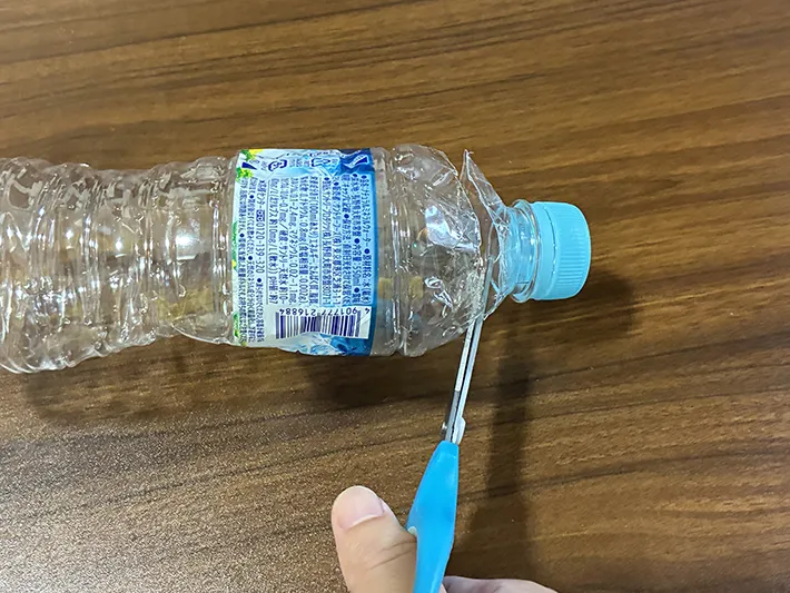 ペットボトルの先端をハサミでカットする場面（撮影：grapeライフハック編集部）