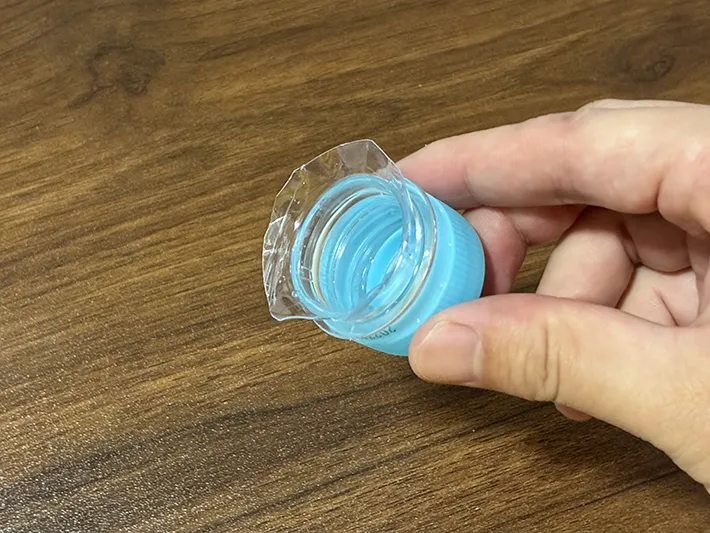 手で持つ切った後のペットボトルの先端（撮影：grapeライフハック編集部）