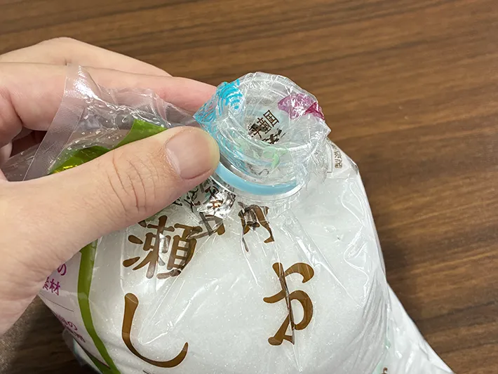 塩の袋に通したペットボトルの先端（撮影：grapeライフハック編集部）