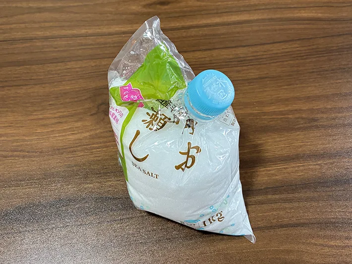 ペットボトルの先端を取りつけた塩の袋（撮影：grapeライフハック編集部）