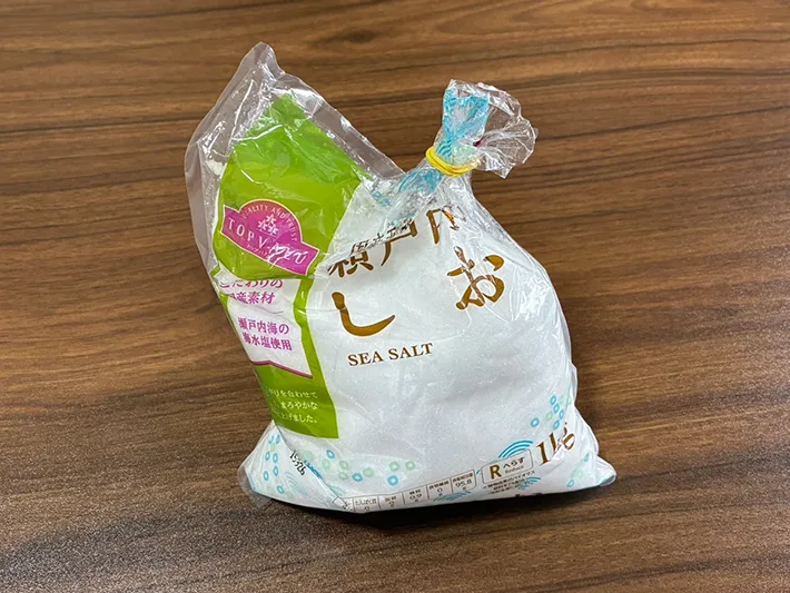 輪ゴムで固定する塩の袋（撮影：grapeライフハック編集部）