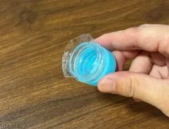 手で持つ切った後のペットボトルの先端（撮影：grapeライフハック編集部）
