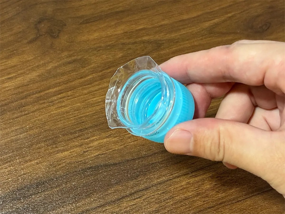 手で持つ切った後のペットボトルの先端(撮影:grapeライフハック編集部)