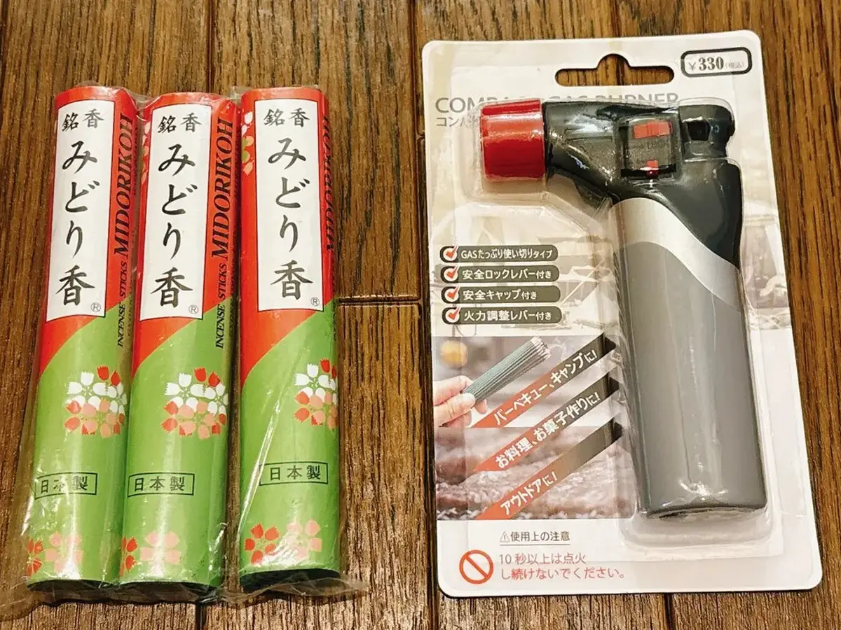 線香とコンパクトガスバーナーの写真（撮影：grapeライフハック編集部）