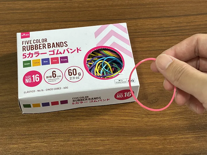 指で持った輪ゴム（撮影：grapeライフハック編集部）