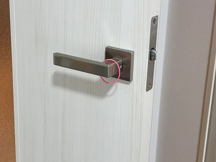 ドアノブに引っかけた輪ゴム（撮影：grapeライフハック編集部）