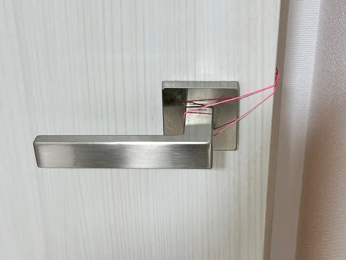 輪ゴムを引っかけたドアノブ（撮影：grapeライフハック編集部）
