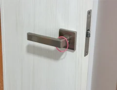ドアノブに引っかけた輪ゴム（撮影：grapeライフハック編集部）
