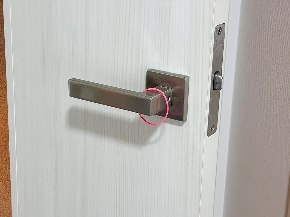ドアノブに引っかけた輪ゴム（撮影：grapeライフハック編集部）