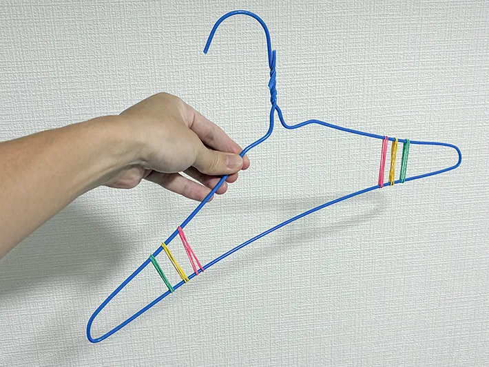 両端に輪ゴムを巻きつけたハンガー（撮影：grapeライフハック編集部）