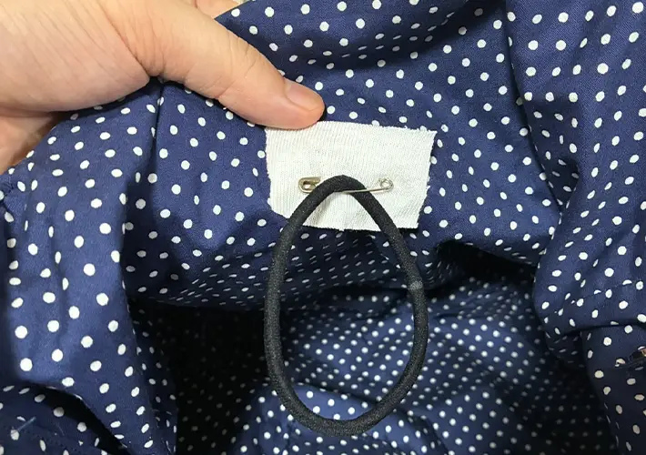 安全ピンとヘアゴムの活用写真（撮影：grapeライフハック編集部）