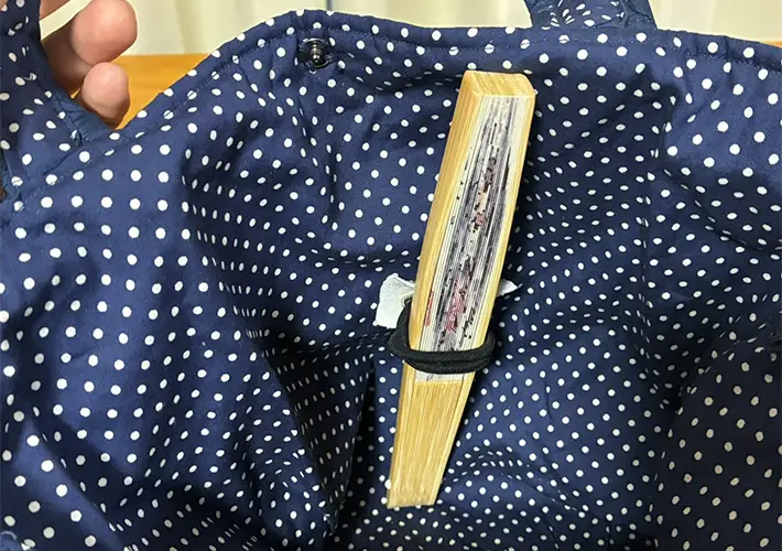 安全ピンとヘアゴムの活用写真（撮影：grapeライフハック編集部）