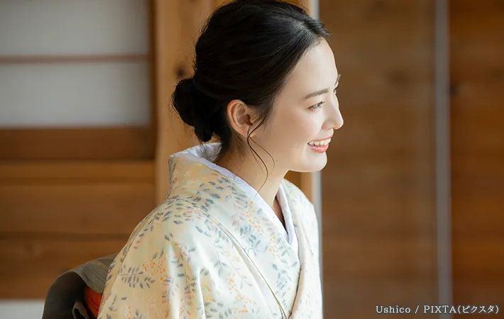 着物を着た女性の写真