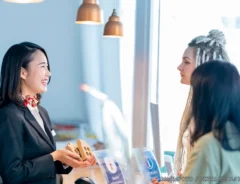 ホテルのフロントで会話する人の写真