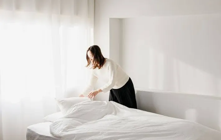 『シーツを整える女性』の写真（撮影：Heulie）