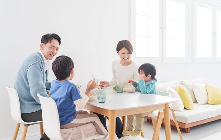 食事をする家族の写真