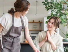 お礼をする女性の写真