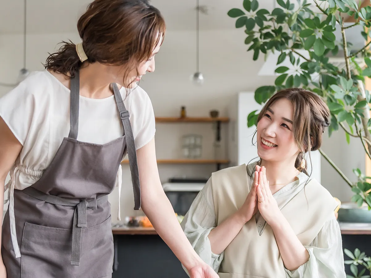 お礼をする女性の写真