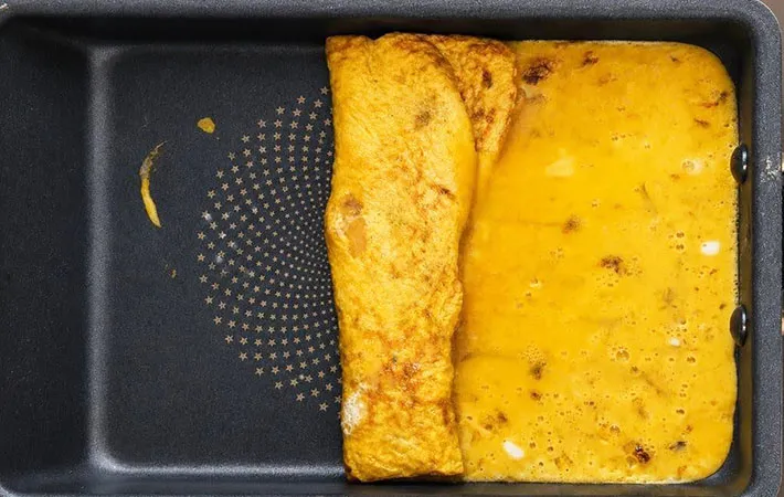 玉子焼きを焼いているところの画像（撮影：キジカク）